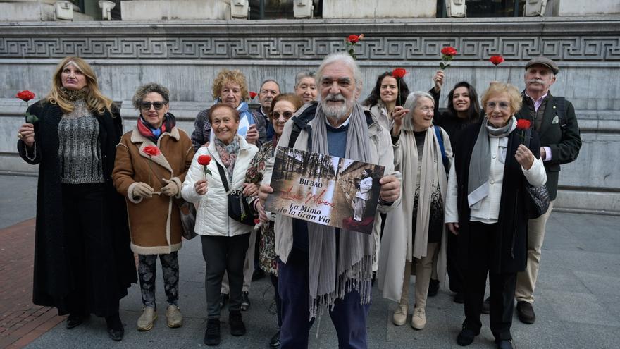 En imágenes: Rosas y poesía para Lucía, la mimo de la Gran Vía de Bilbao