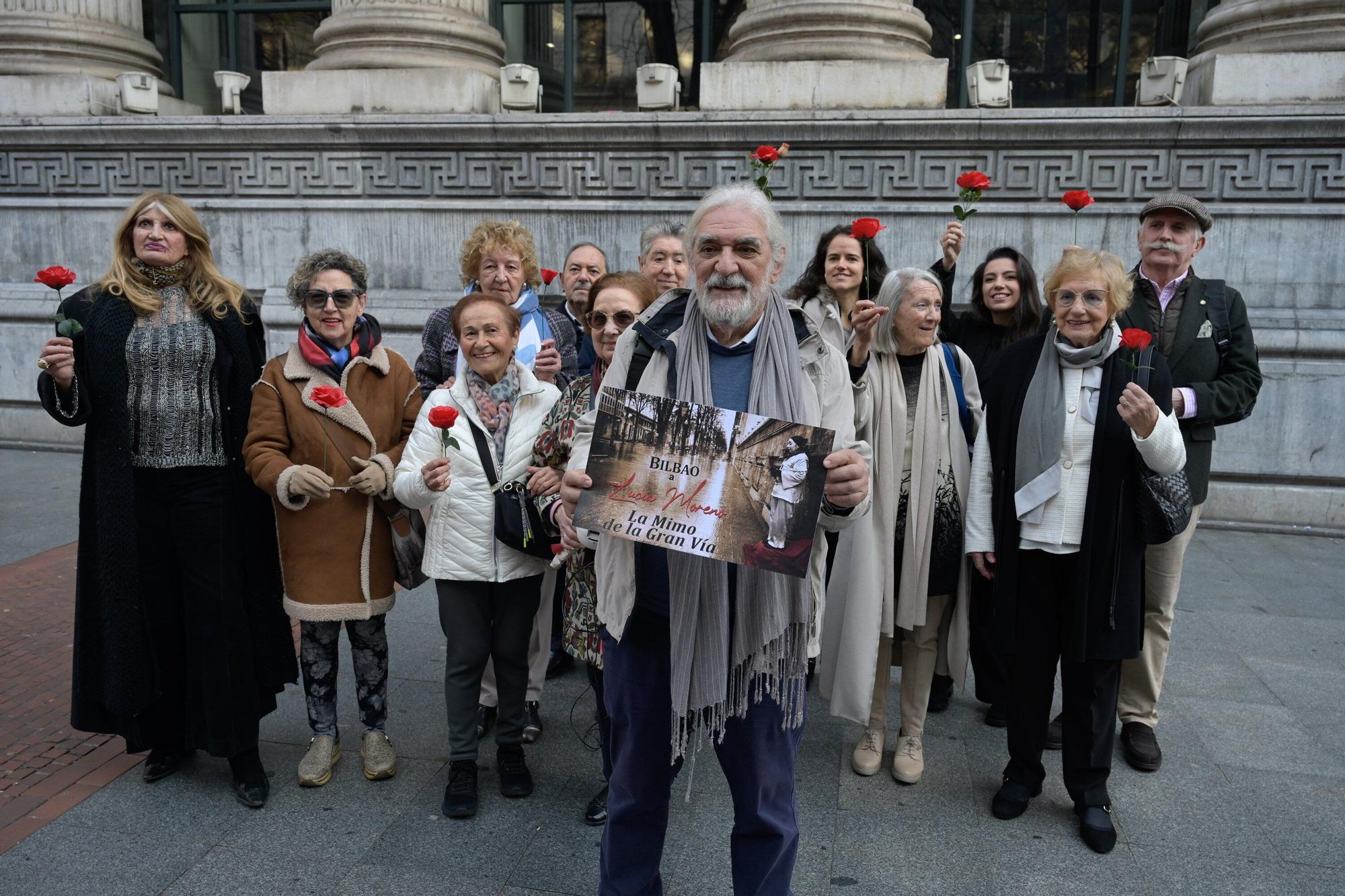 En imágenes: Rosas y poesía para Lucía, la mimo de la Gran Vía de Bilbao