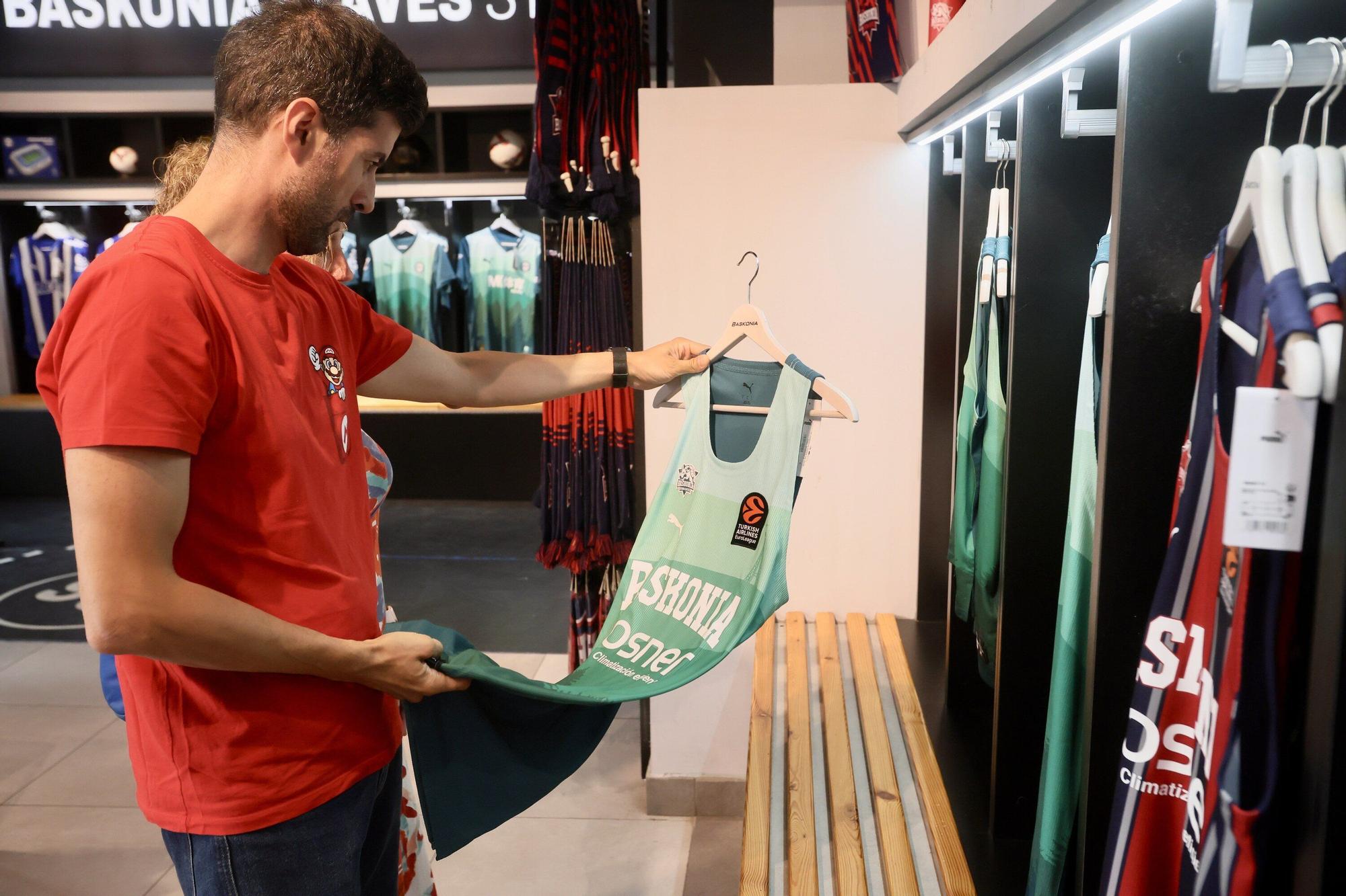 En imágenes: Alavés y Baskonia homenajean al Gorbea en su tercera equipación