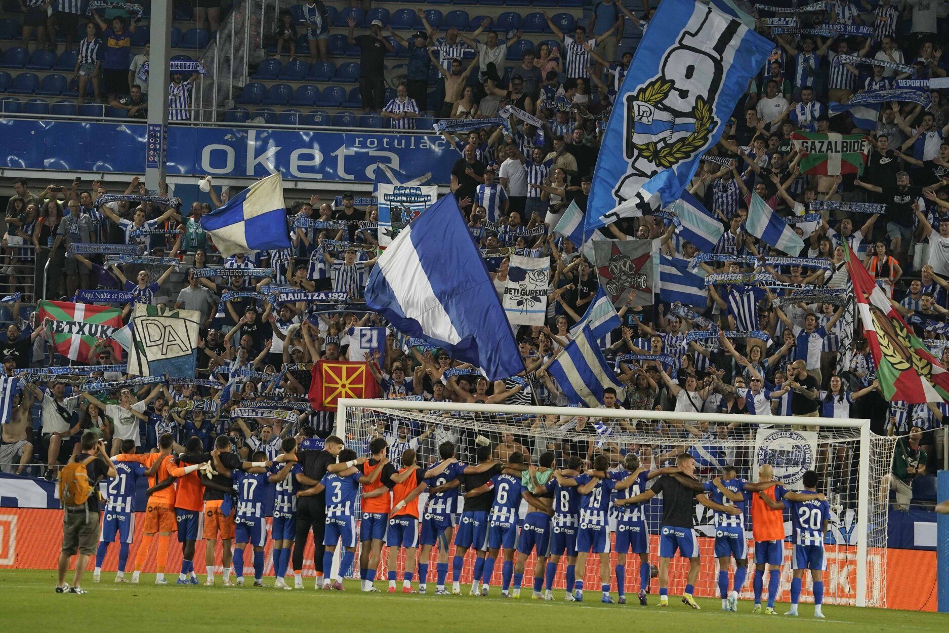 La plantilla albiazul celebra junto a Arabako Garrasia la victoria ante el Levante