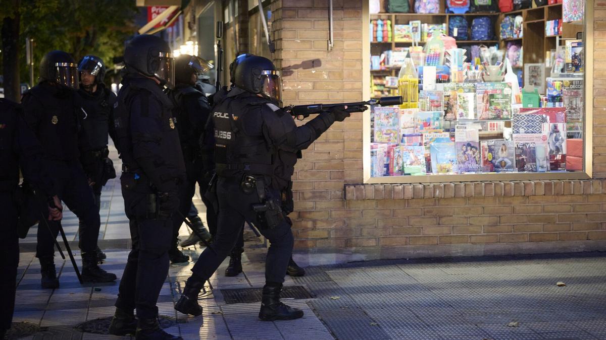 La Policía hizo uso del material antidisturbio en Iturrama.