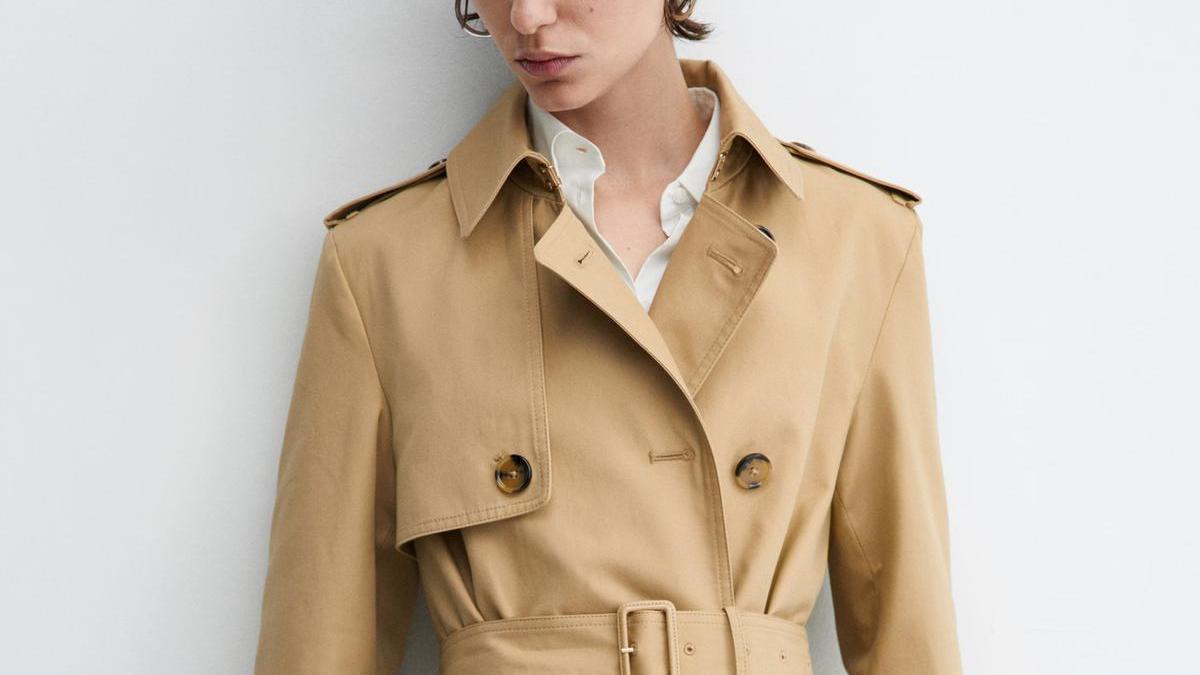 Vista delantera del trench clásico con cinturón de Mango