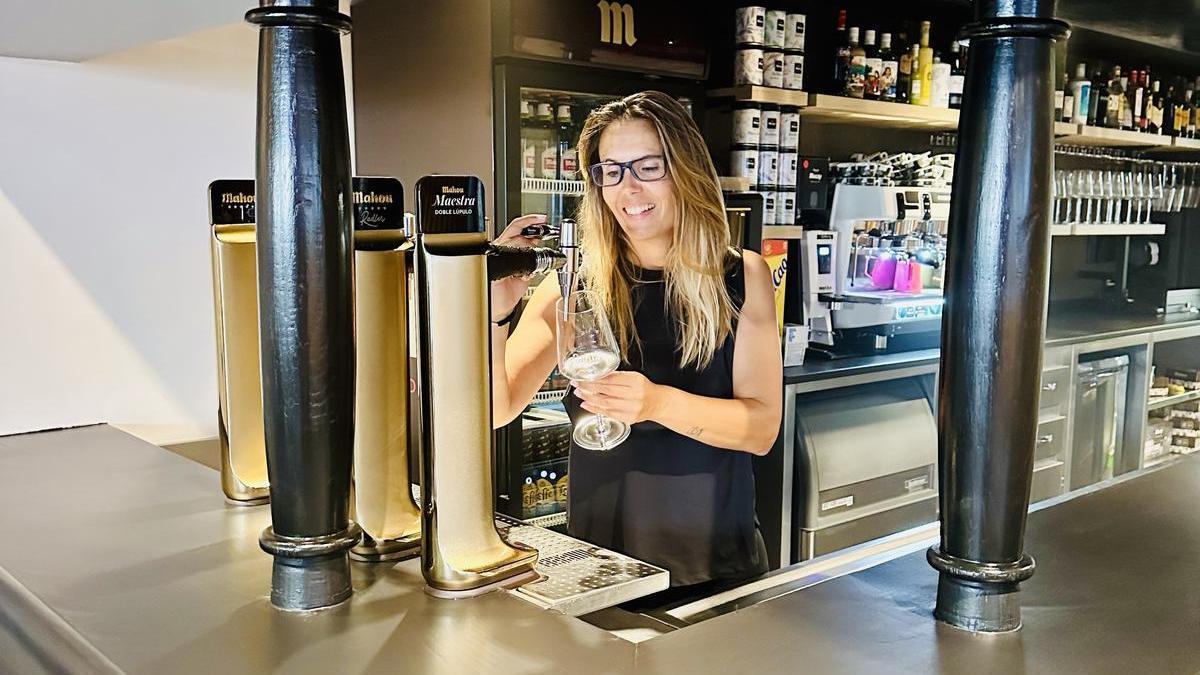 Sylvia Morejón a pocos días de inaugurar el bar Guria 1982tik.