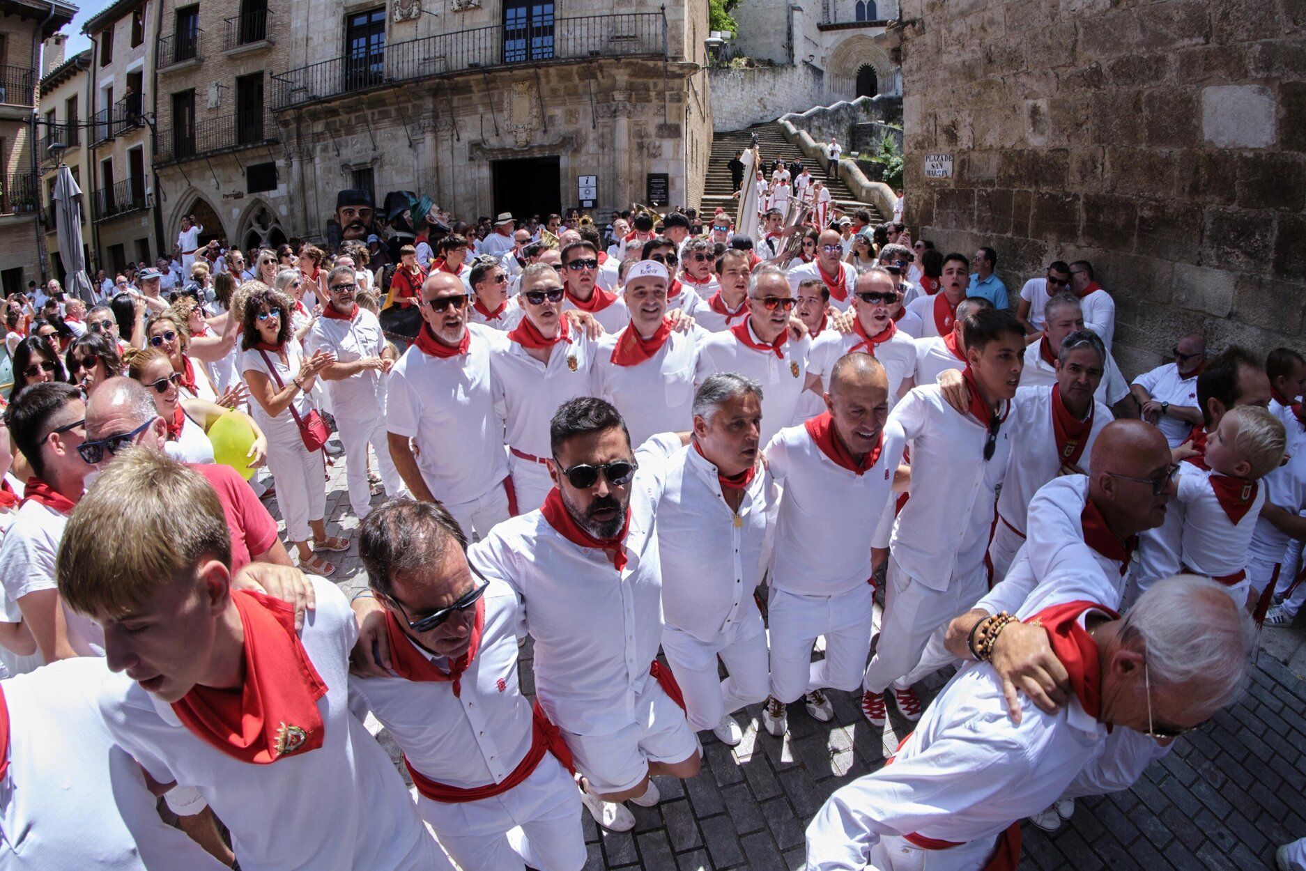 Fotos de la procesión y la pañuelada de este domingo en fiestas de Estella-Lizarra