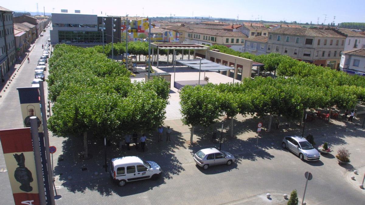 Vista general de la plaza de España y del Centro Cultural Sarasate.