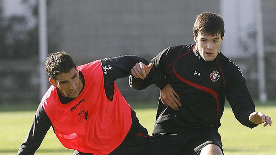 Raúl García y Eneko Satrústegui, durante el entrenamiento de ayer.