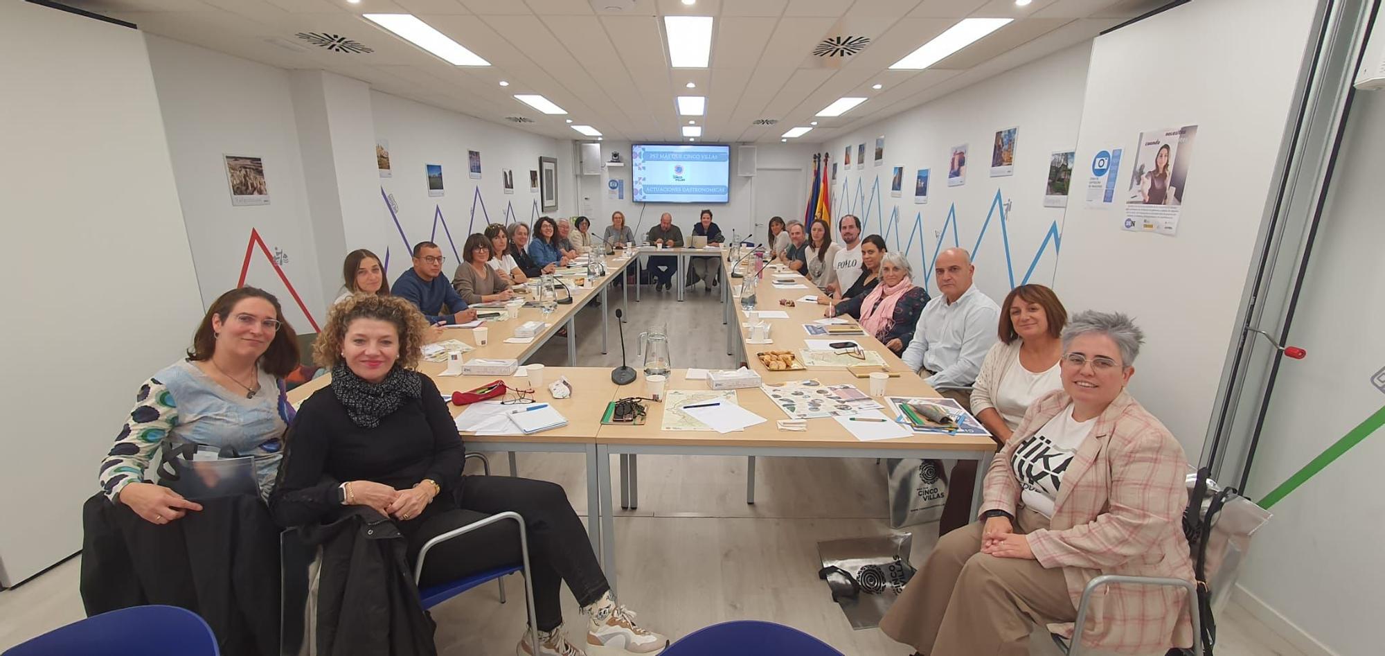 Una de las reuniones de trabajo durante la visita técnica