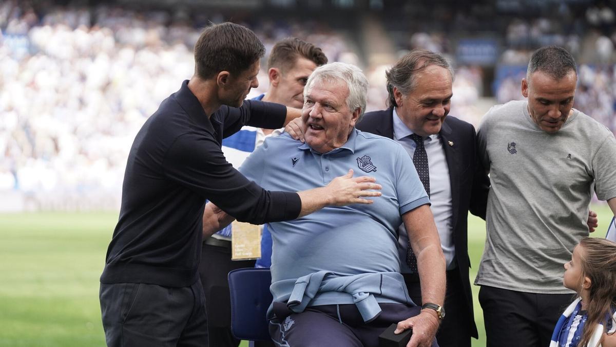 Toshack, saludado por Xabi Alonso durante el homenaje que recibió el sábado.