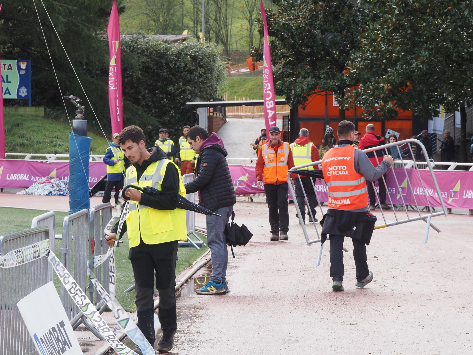 El barro se sumó al espectáculo de ciclocross en Elgoibar