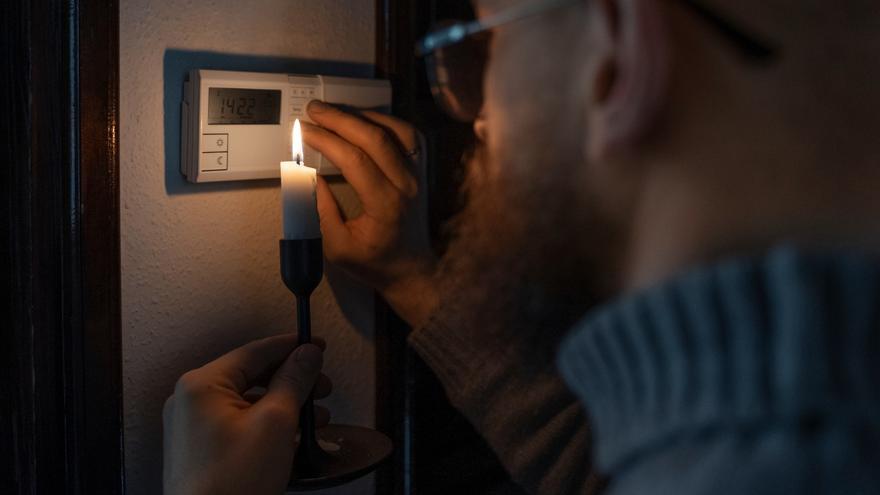 Red Eléctrica alerta de variaciones bruscas de tensión: qué tener en casa ante posibles apagones