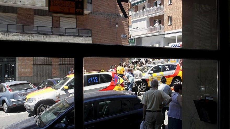 Vista del portal de la joven donde se produjo la agresión con ácido y que le ha dejado quemaduras de segundo y tercer grado.