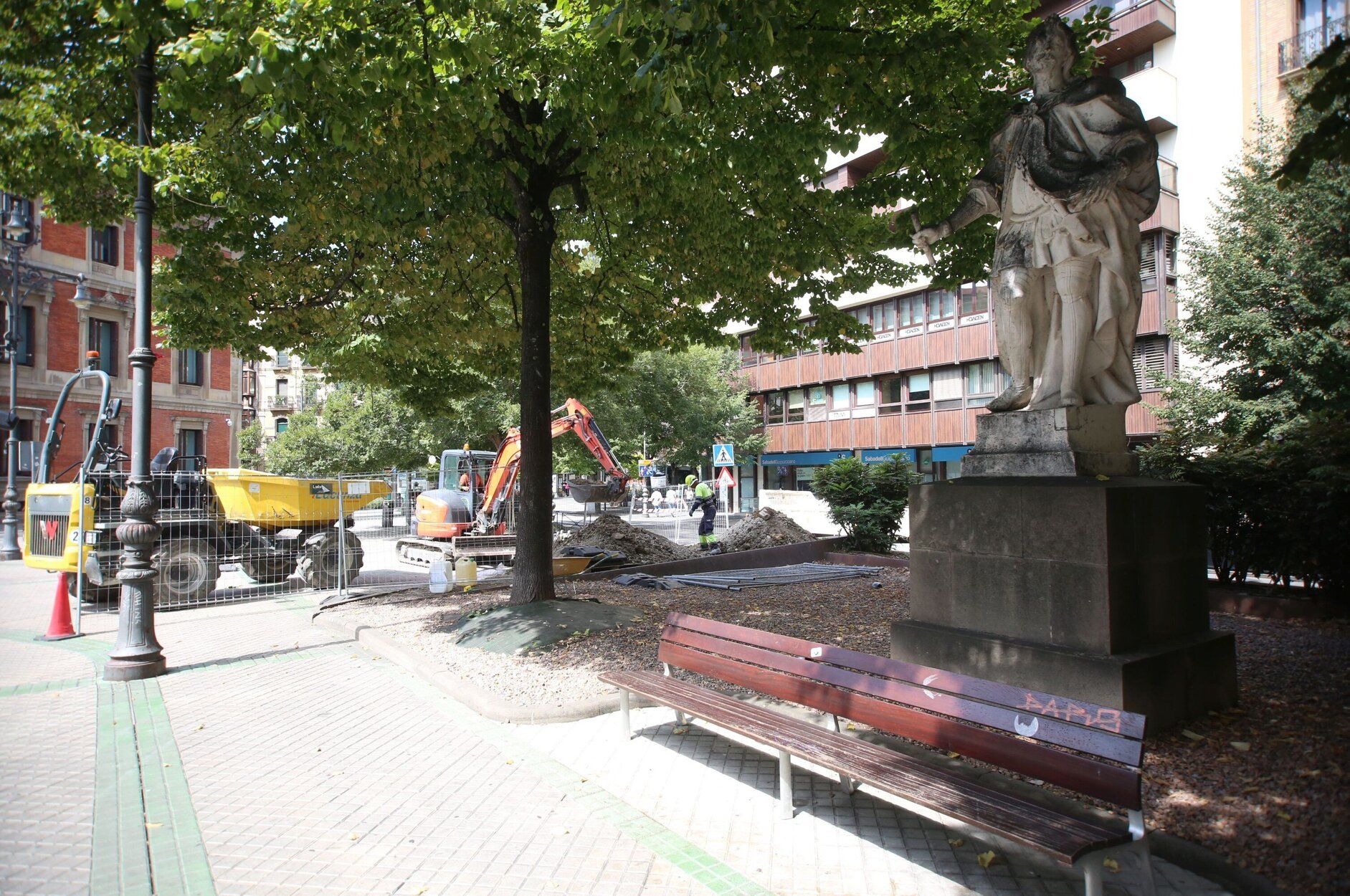 Fotos del Inicio de las catas previas al comienzo de las obra del Paseo de Sarasate