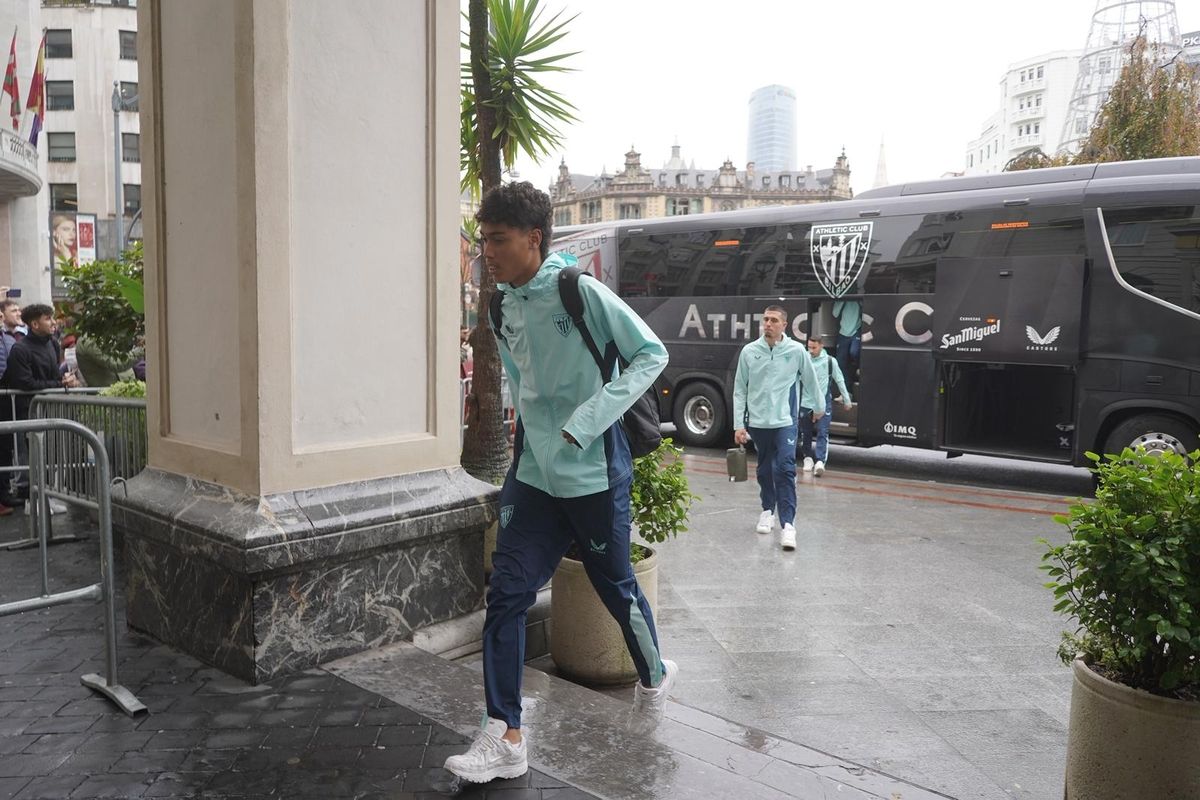 Los jugadores del Athletic llegan al hotel de concentración