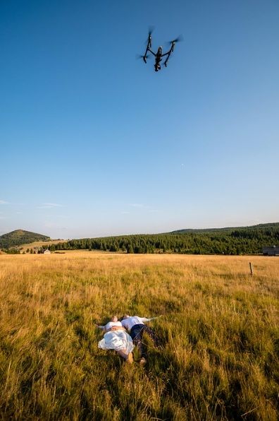 Novios fotografiándose con un dron.