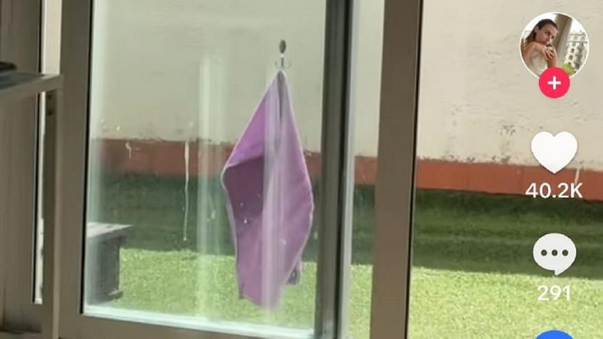 La entrañable pareja de ancianos que 'pesca' la ropa que se le cae al piso de abajo