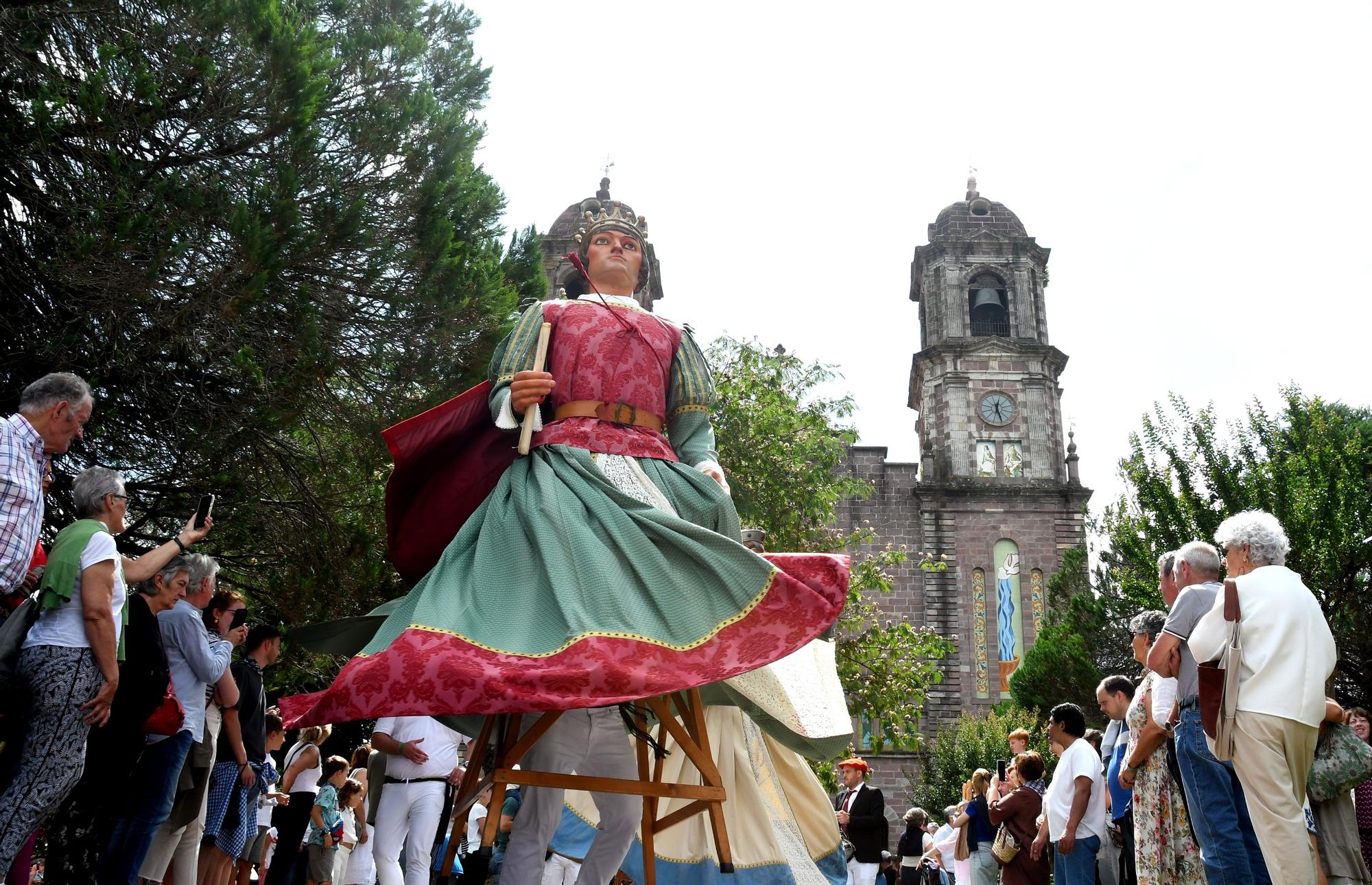 Elizondo celebra su día grande con bailes de gigantes y mutildantzak