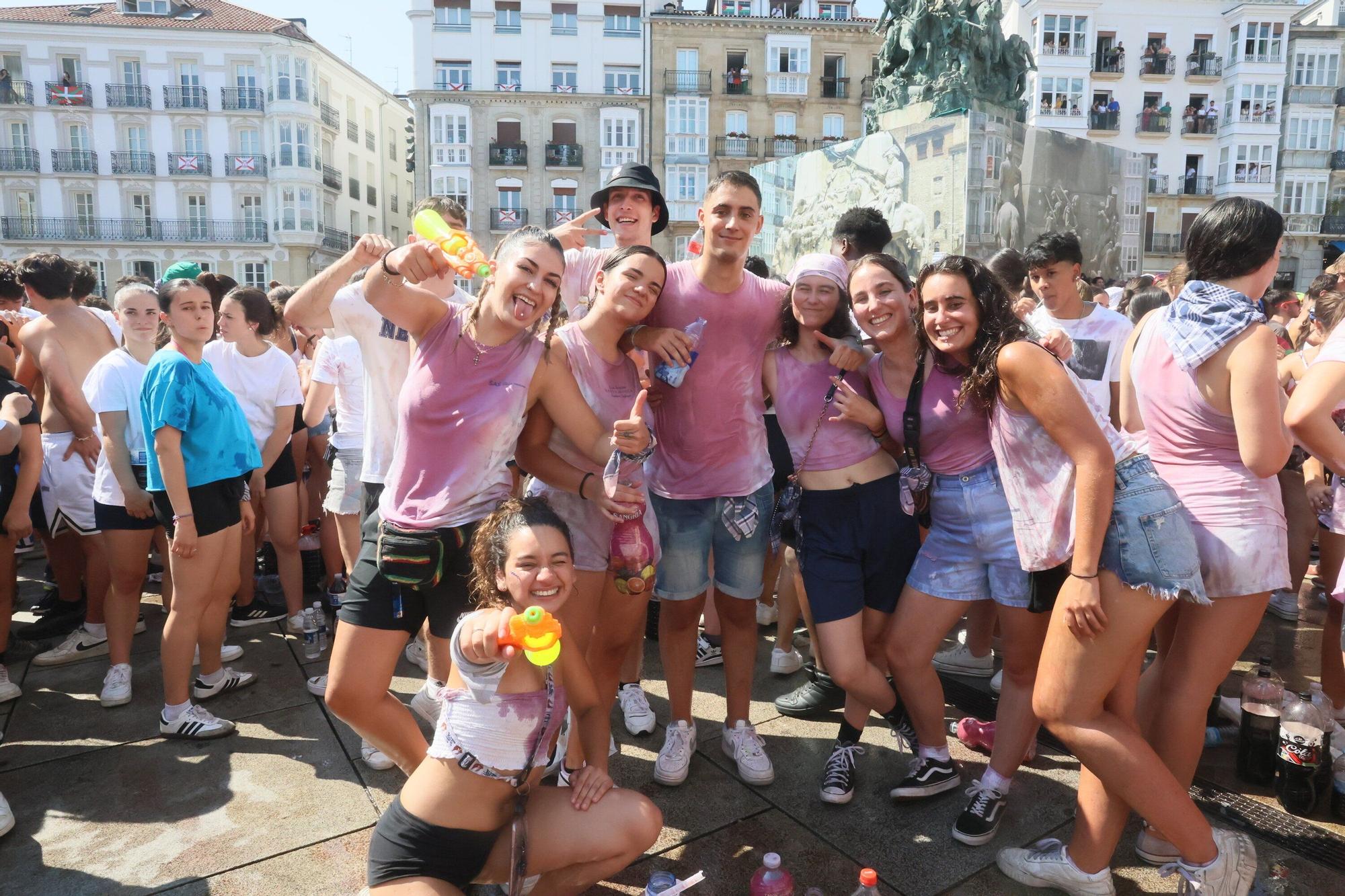 En imágenes: Vitoria sale a la calle a celebrar La Blanca tras el txupinazo