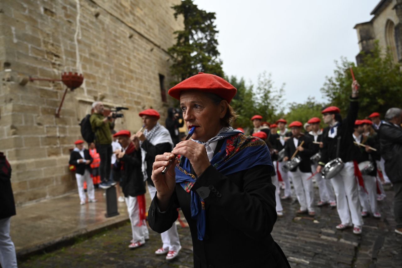 La compañía Jaizkibel desfila en Hondarribia