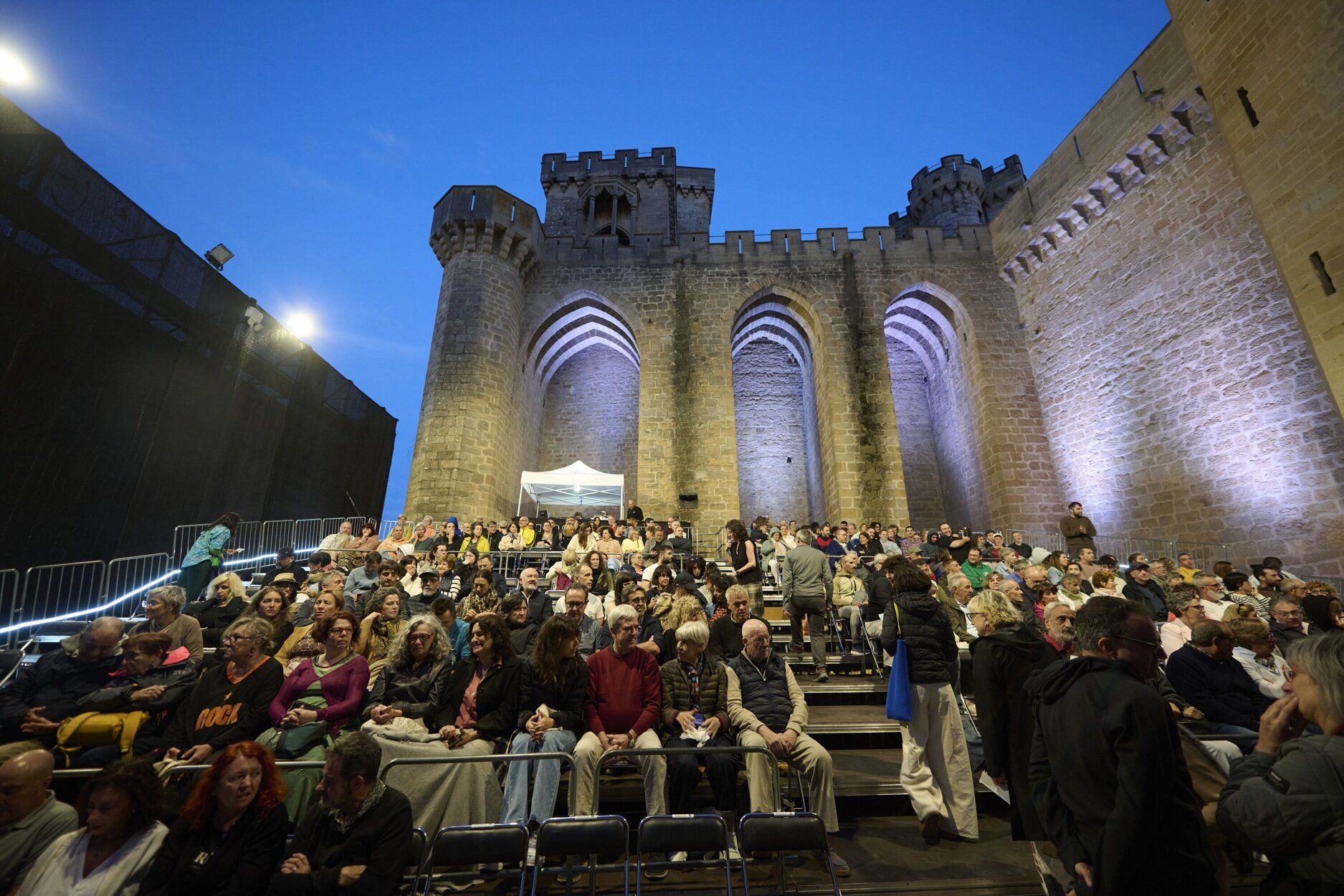 Imágenes de la obra 'En mitad de tanto fuego' en el Festival de Teatro de Olite