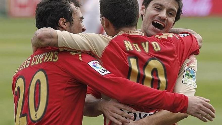Los jugadores del Sporting de Gijón Nacho Novo (c), Miguel de las Cuevas (i) y David Barral (d), celebran uno de los tres goles que marcaron al Rayo Vallecano.