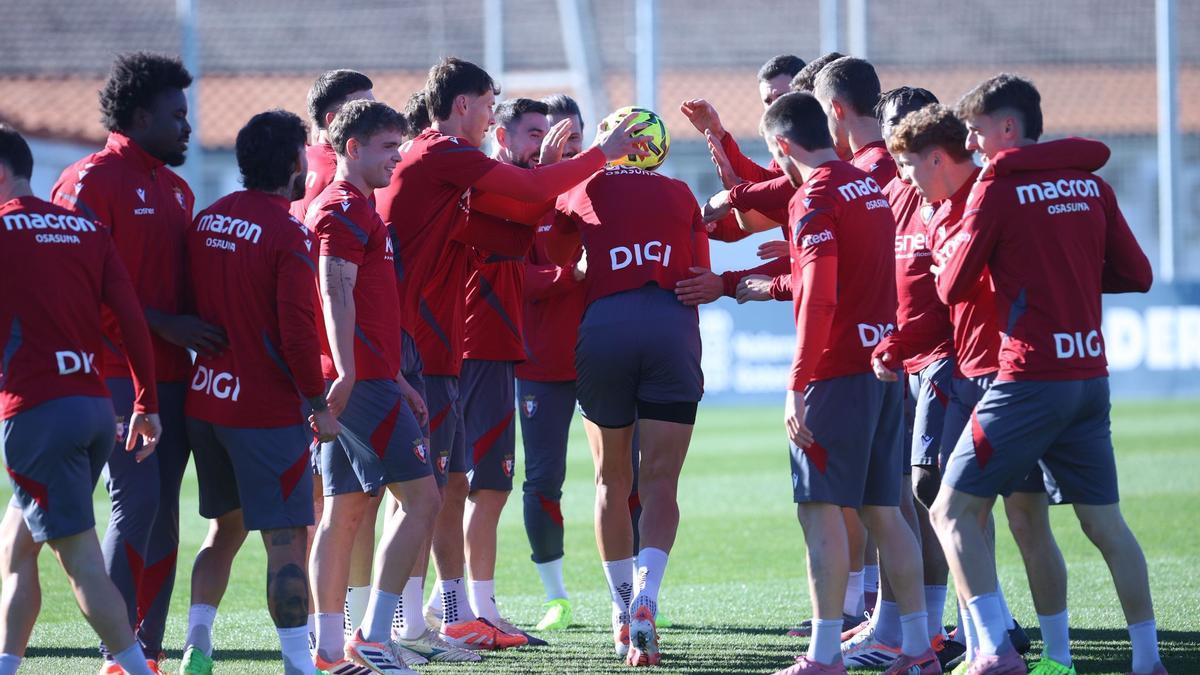 Pasillo a Lucas Torró por su vuelta a los entrenamientos.