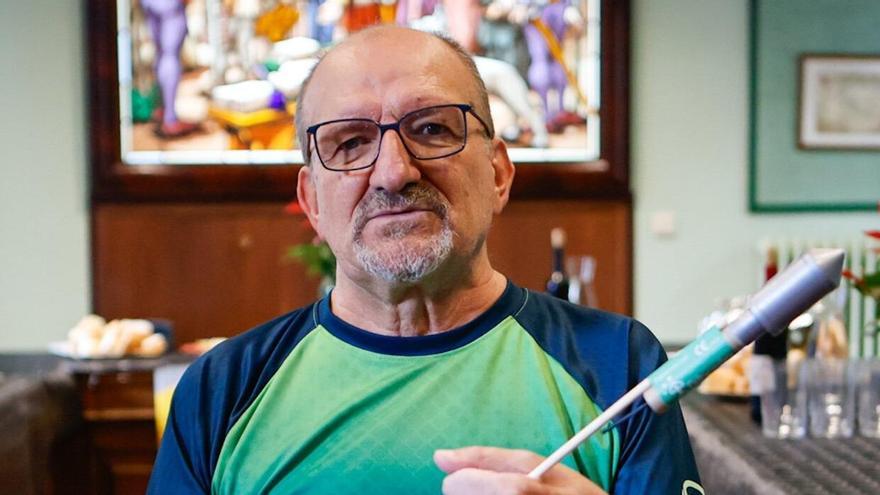 Javier Urrozn minutos antes de lanzar el cohete desde la Casa Consistorial.