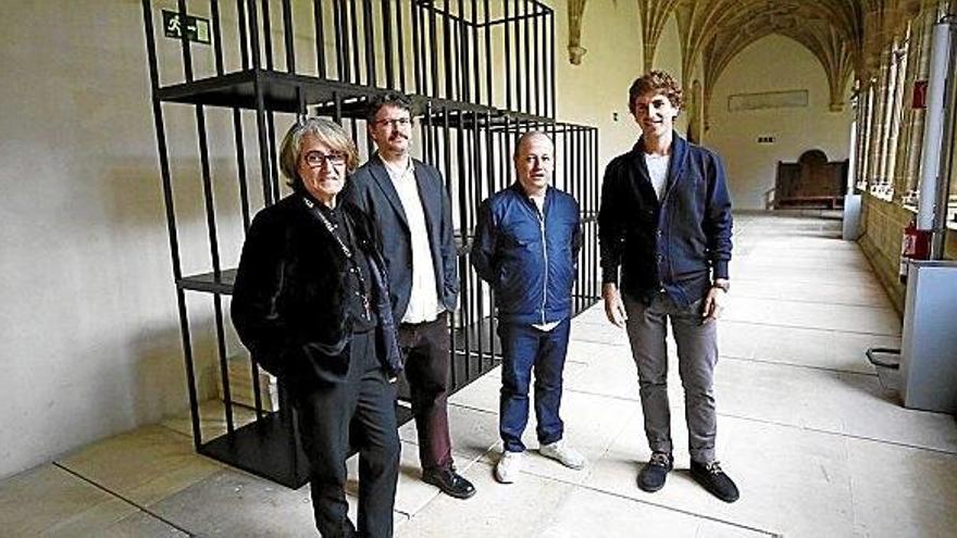 Susana Soto, Asier Mendizabal, Ibon Aranberri y Jon Insausti, ayer, delante de una de las instalaciones del artista en el claustro de San Telmo.
