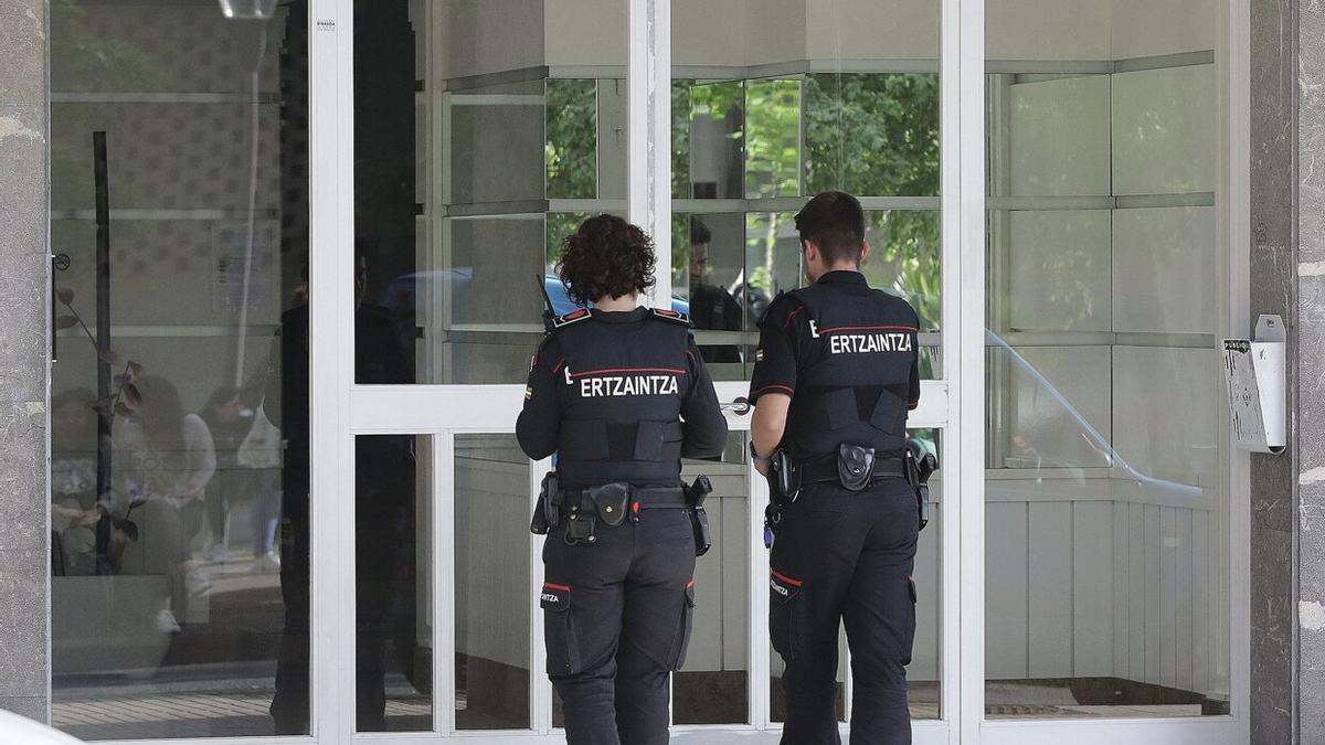 Agentes de la Ertzaintza en Irun