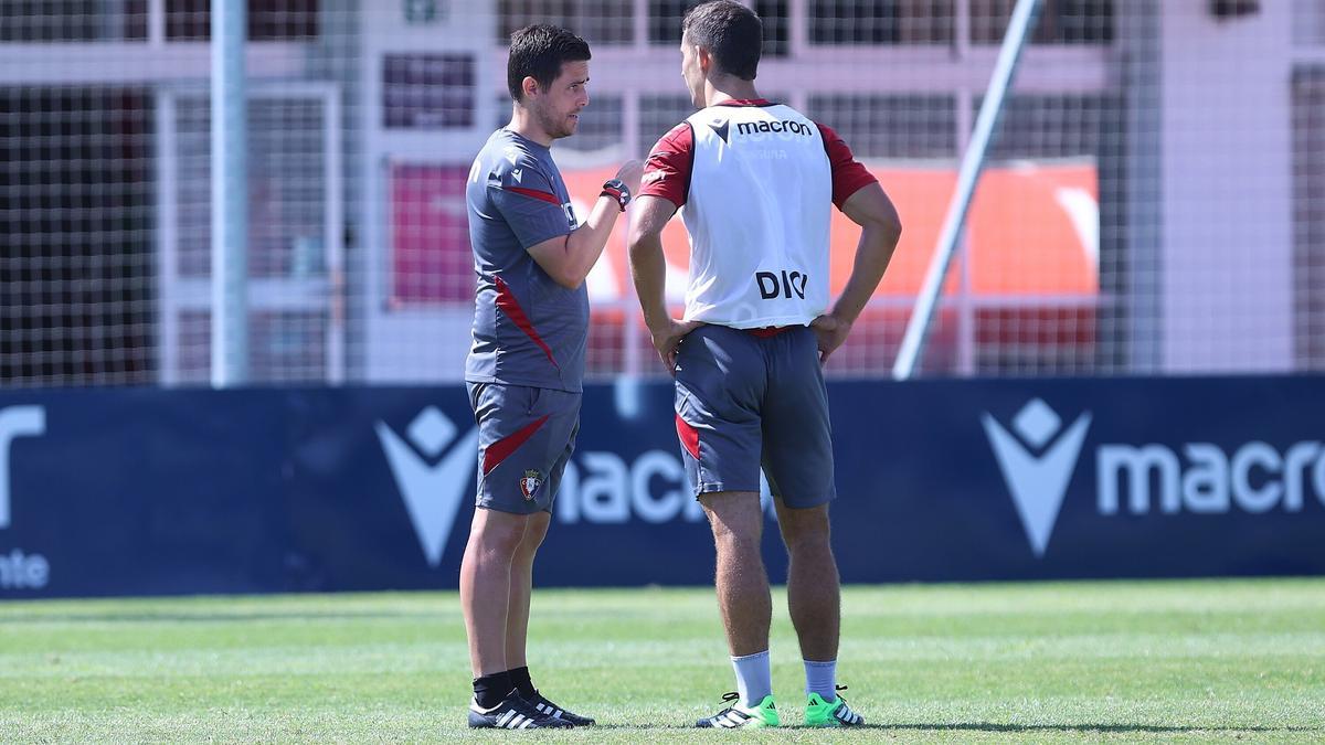Alessio Lisci habla con Asier Osambela en Tajonar.