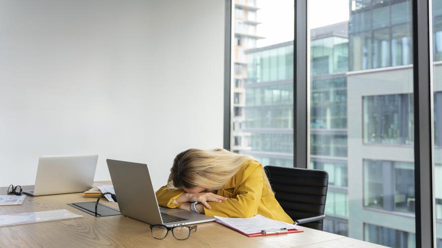 Los problemas de salud mental causaron en 2025 el 37% de las bajas en las grandes empresas