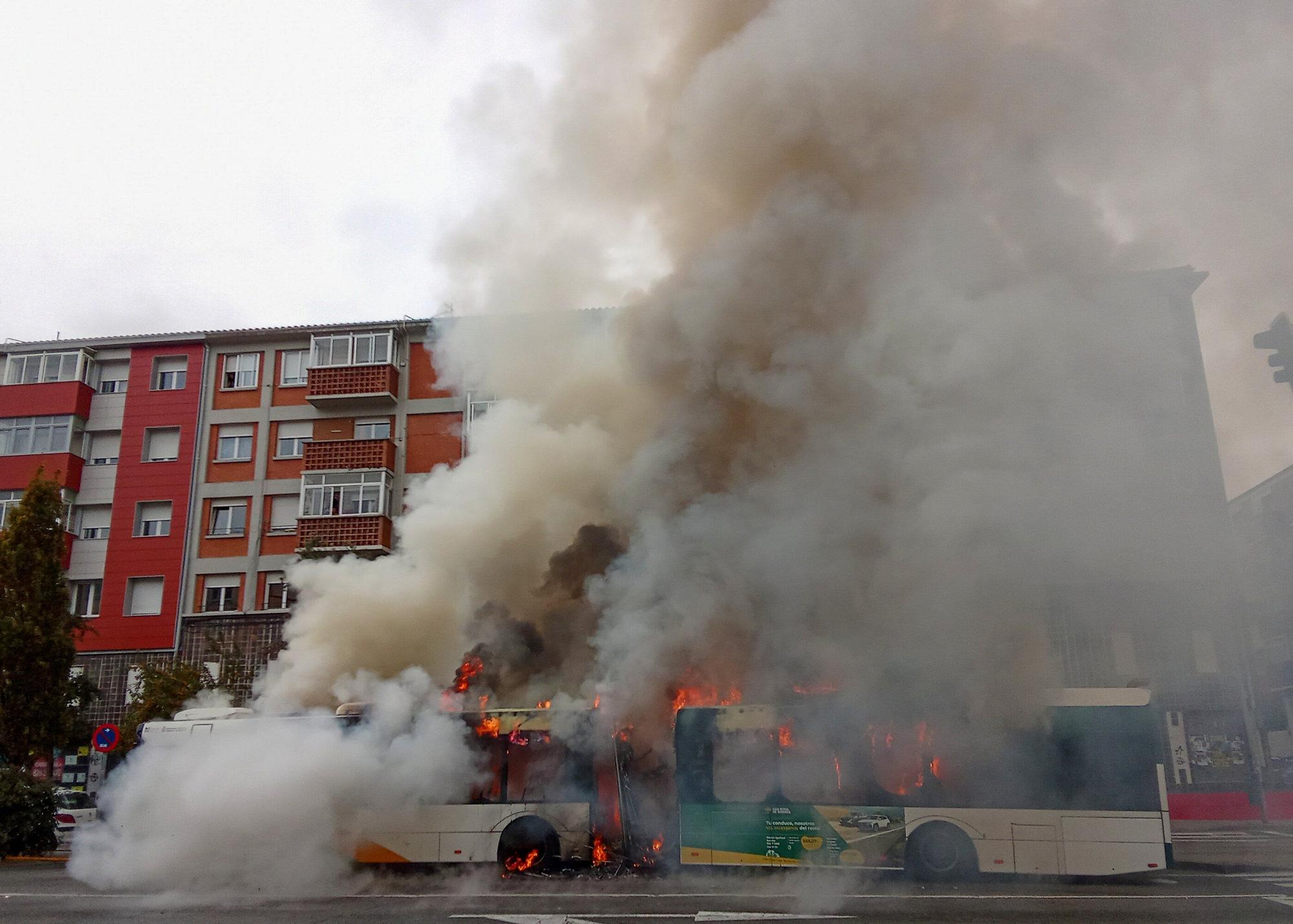 Fotos de la villavesa ardiendo en Berriozar