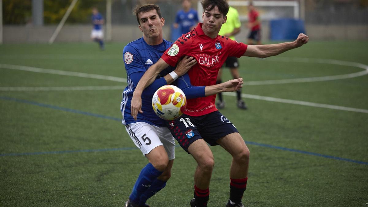 Mario Alonso y Pablo Lambea pelean por el balón.