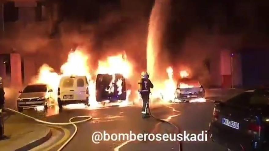 Cinco vehículos calcinados y un sexto afectado por un incendio en Errenteria.