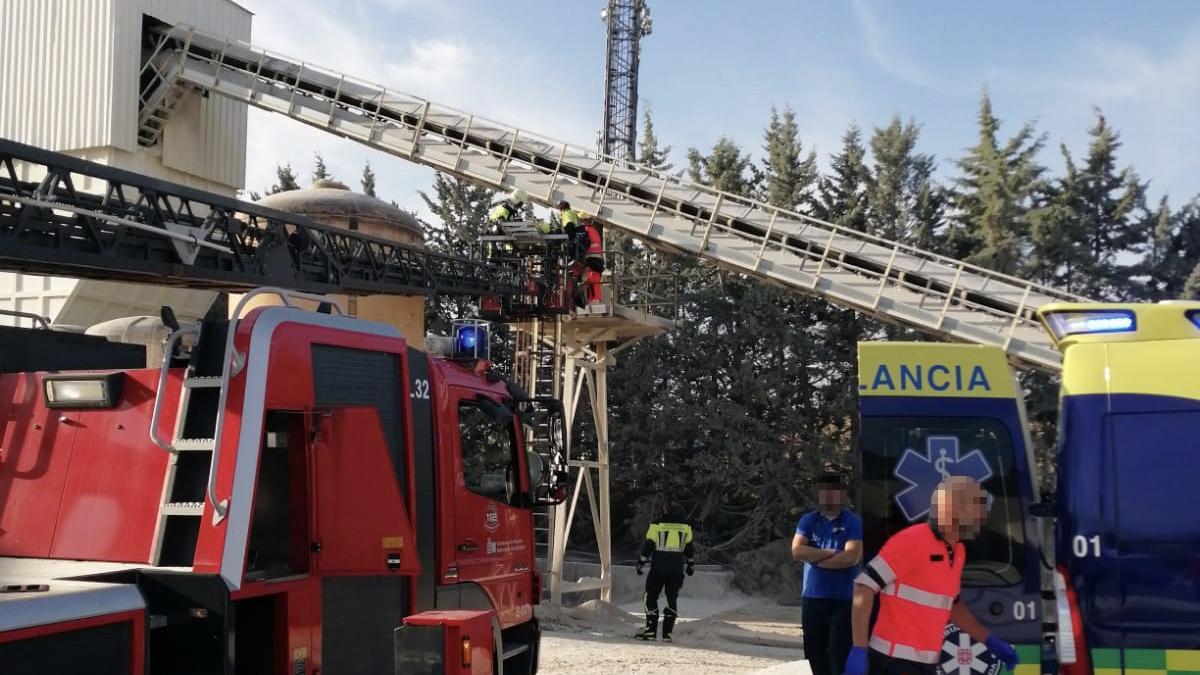 Bomberos y sanitarios auxilian al trabajador.