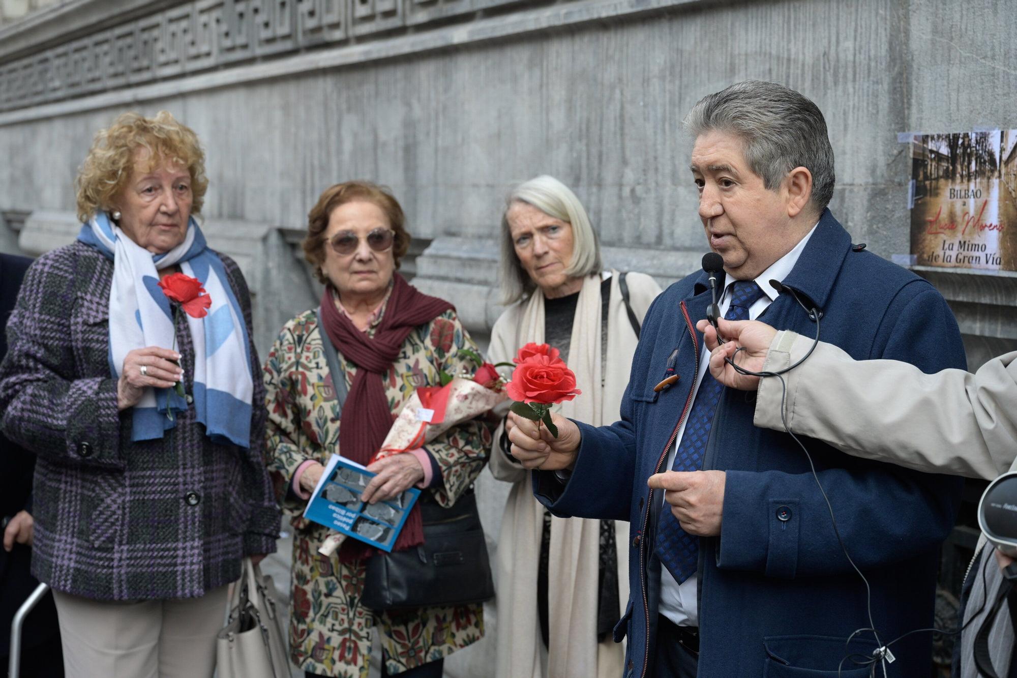 En imágenes: Rosas y poesía para Lucía, la mimo de la Gran Vía de Bilbao