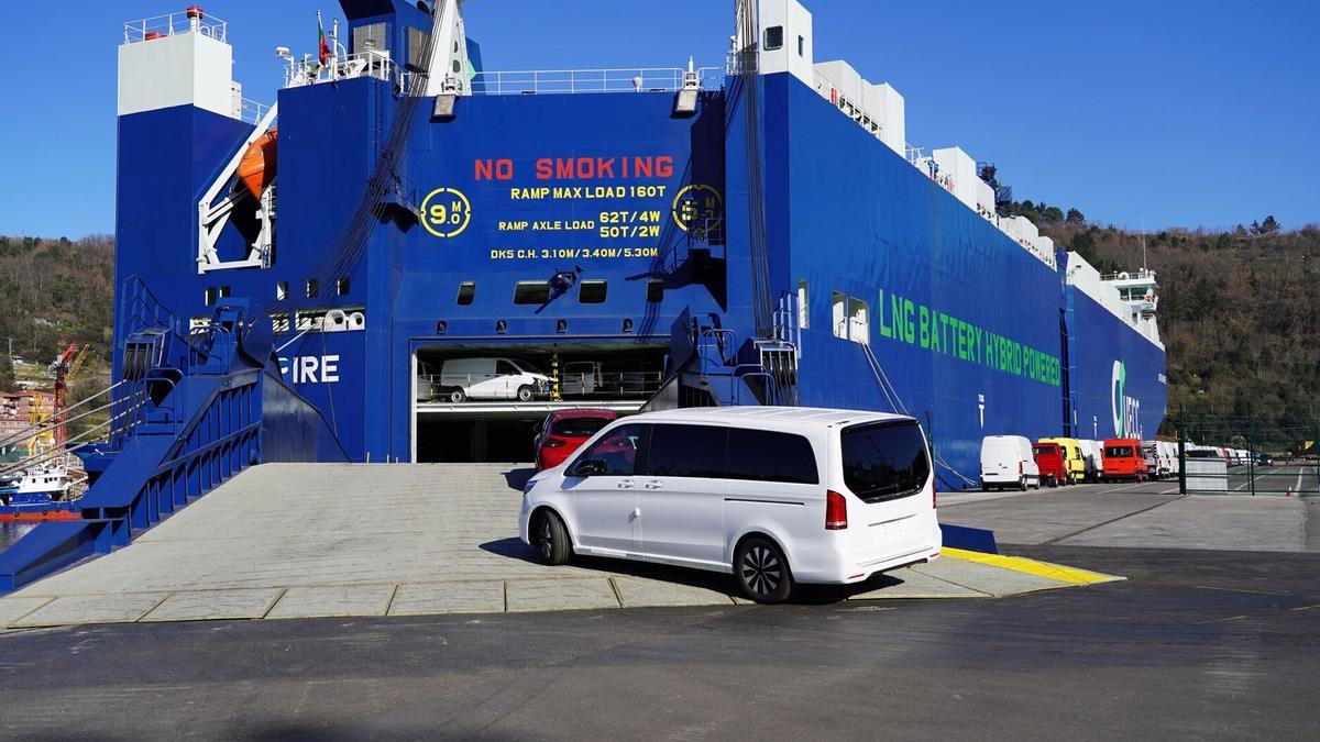 Un automóvil accede a un barco para ser transportado en el Puerto de Pasaia.