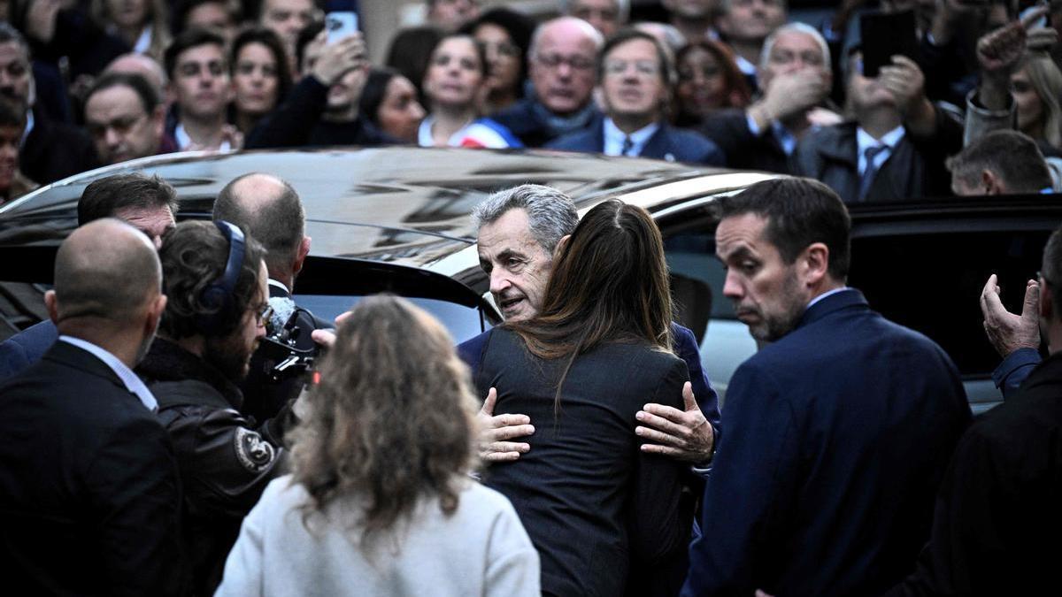 El expresidente francés, Nicolas Sarkozy, de camino a la prisión de La Santé