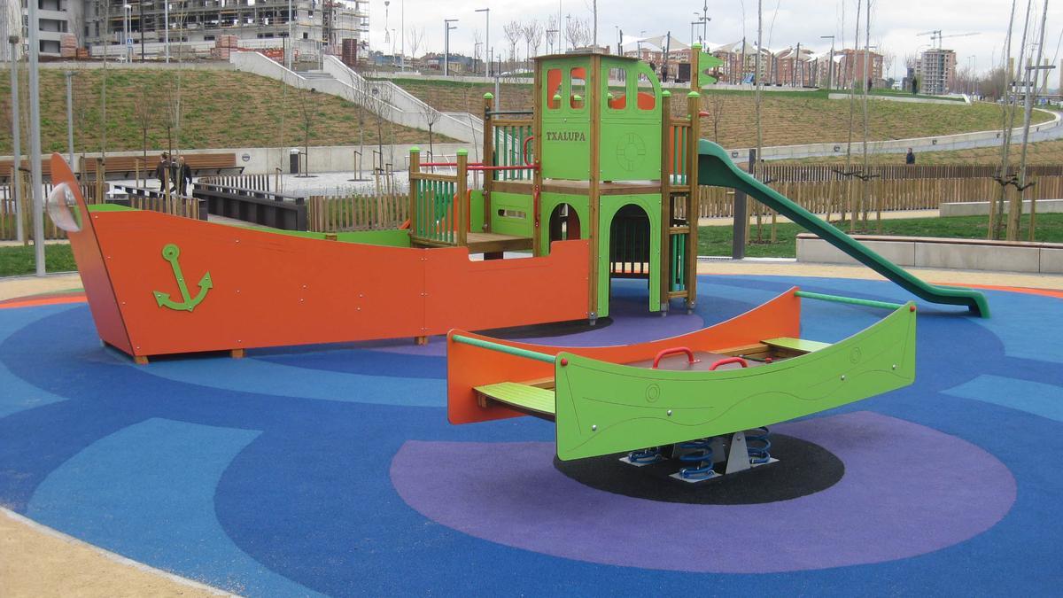 El Ayuntamiento de Pamplona creará dos nuevas zonas de juego en el patio de los colegios El Lago y Mendigoiti y renovará los parques infantiles de Elorri y Mendillorri