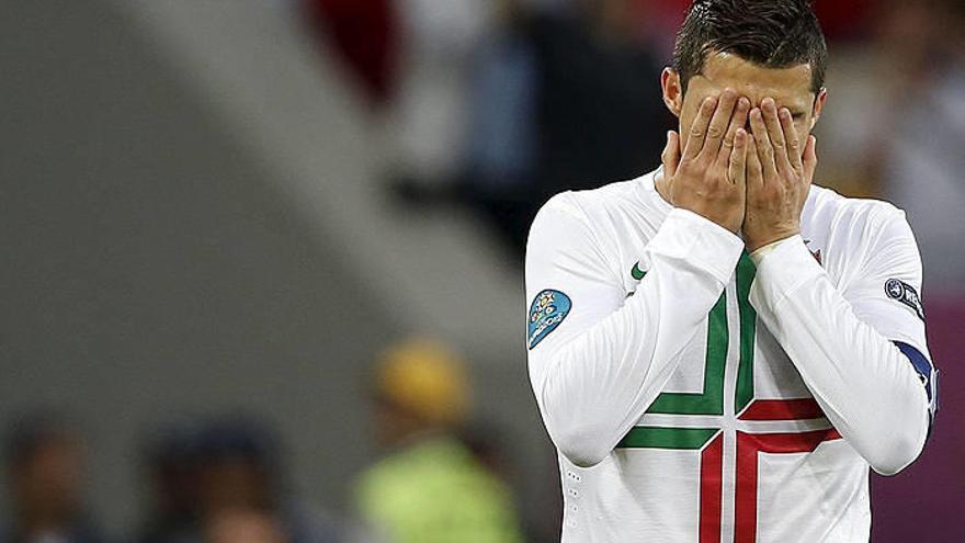 El internacional portugués Cristiano Ronaldo gesticula tras desaprovechar una oportunidad