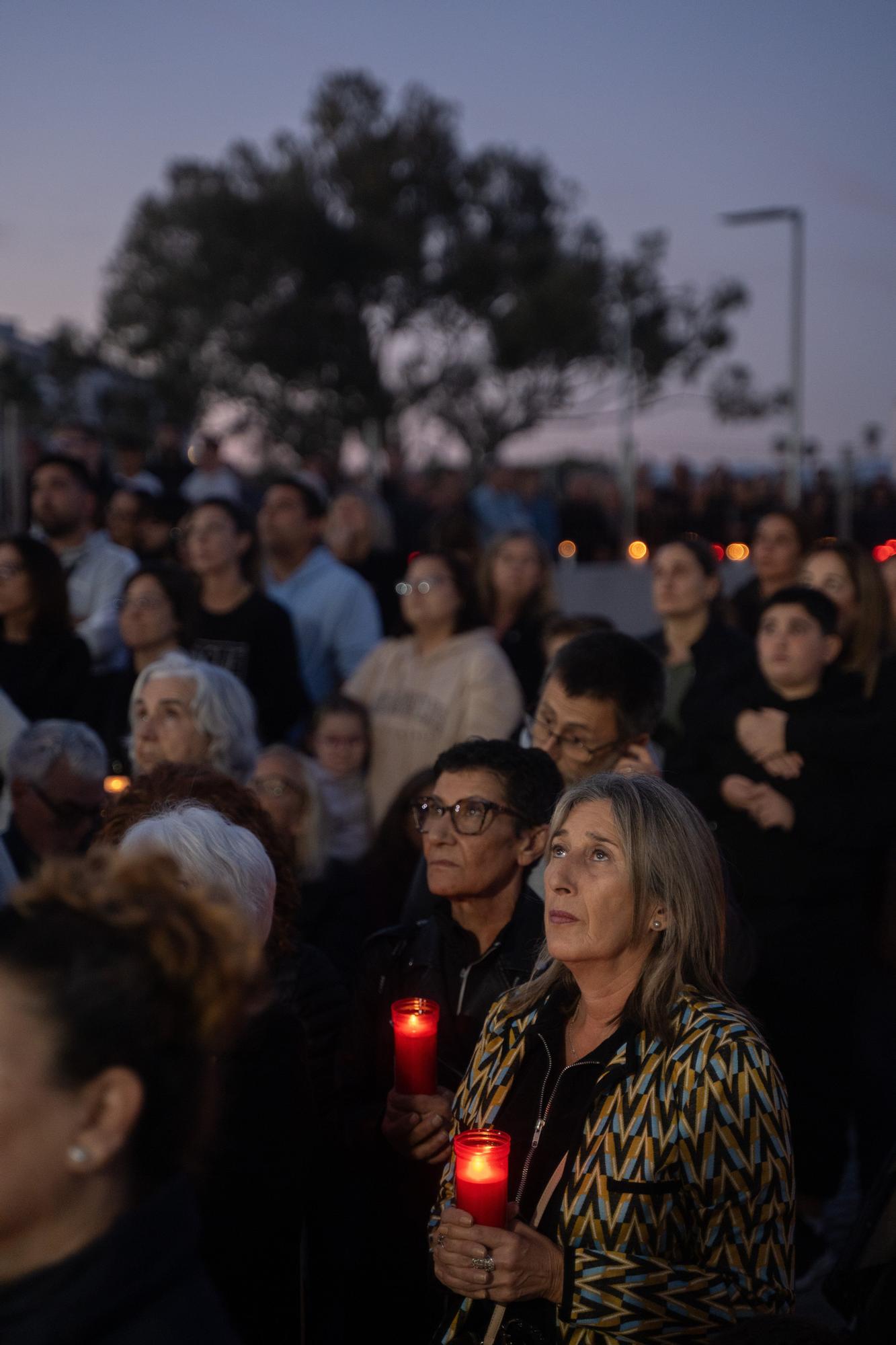 En imágenes: Decenas de velas en la rambla del Poyo homenajean a los fallecidos en la dana