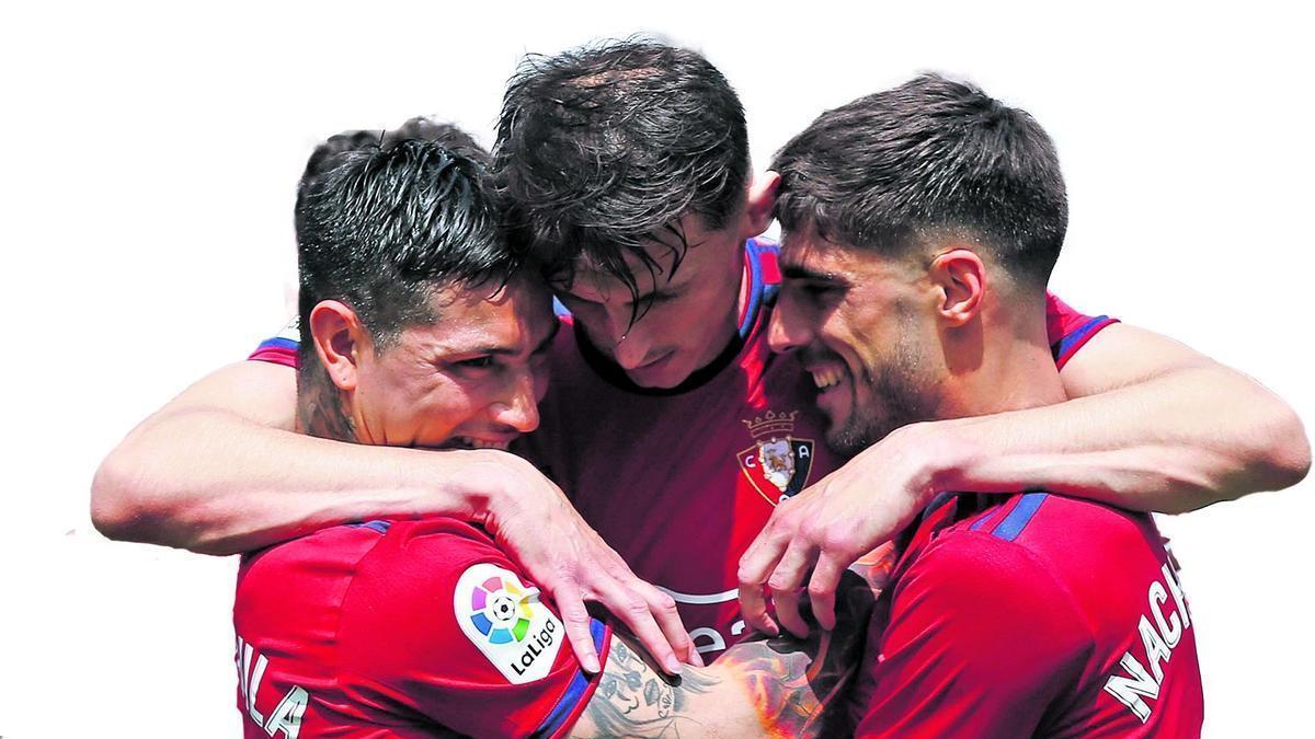Chimy, Budimir y Nacho Vidal celebrando un gol.
