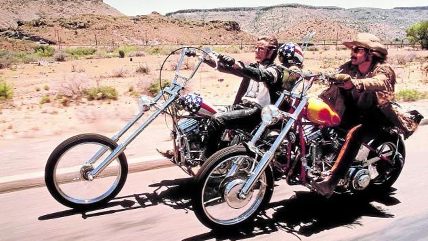 Escena de ‘Easy rider’. Su imagen estará siempre unida a una moto que recorre América a toda velocidad.   Fotos: TCM