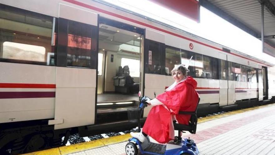 El acceso a los trenes de Renfe es a través de unas escaleras que imposibilitan a María Luisa Goikoetxea subir y bajar de los vagones con su scooter.