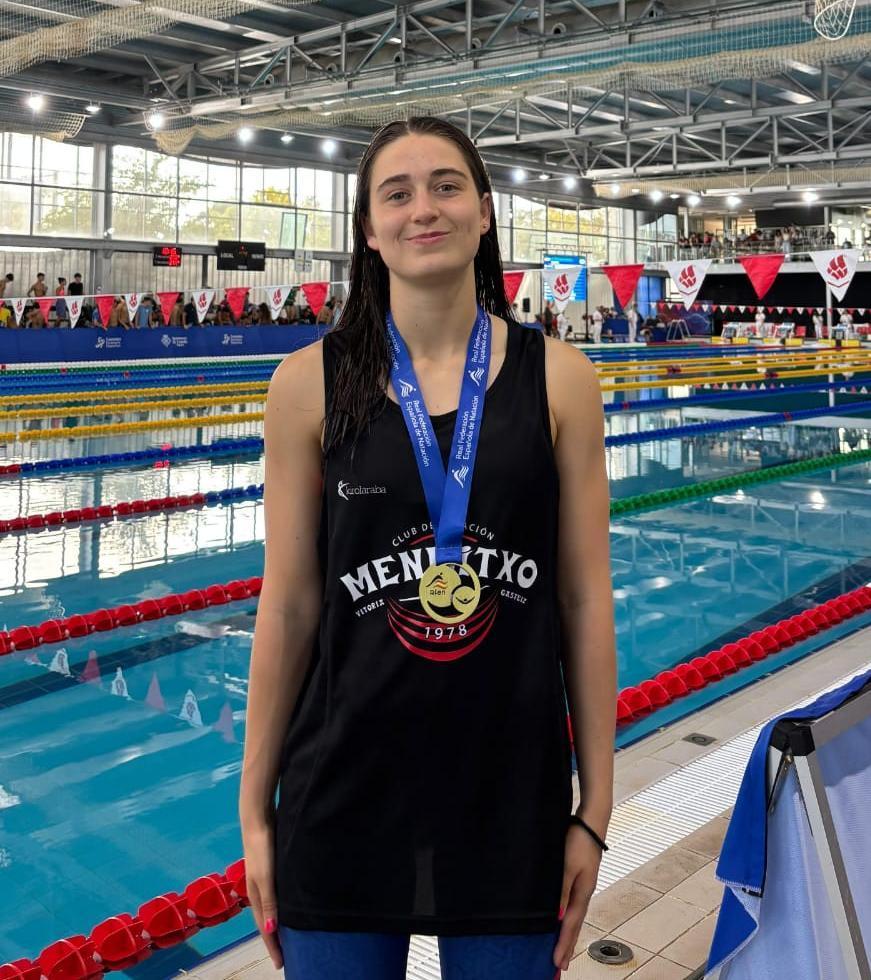 Iris Lizarduy con el oro obtenido en Castellón.