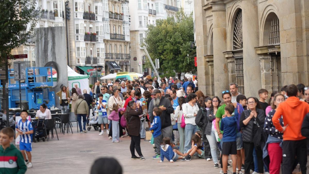 Largas colas en las calles de Vitoria-Gasteiz en busca de los autógrafos.