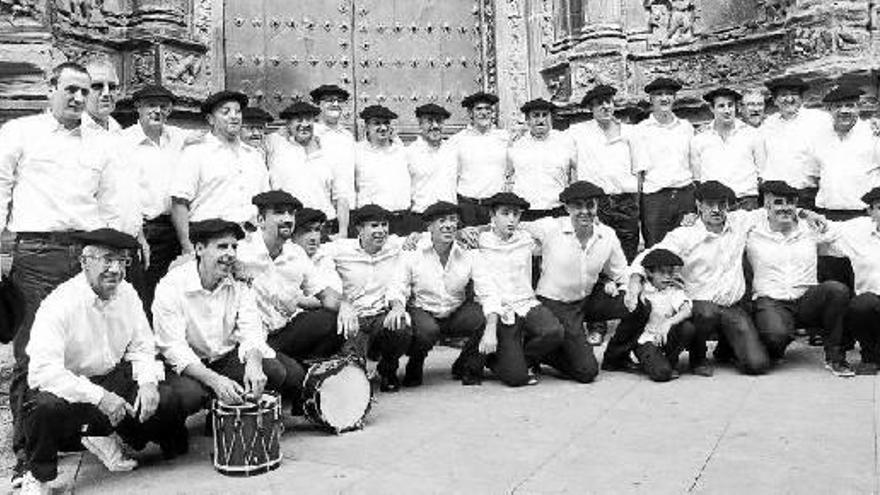 Baztango Mutildantzari Taldea se hizo una foto de familia en el pórtico de la iglesia parroquial de Santa María de Viana.