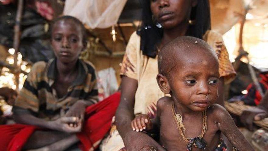 Una niña somalí desnutrida, con su madre.