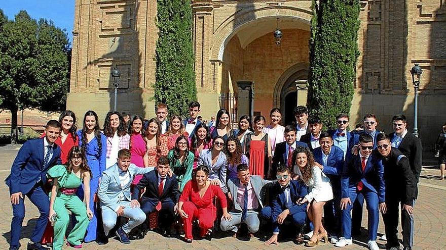 Todos los quintos y quintas posaron juntos. Foto: M.A. Galilea