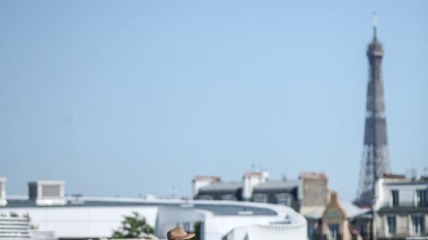 Dos personas en el huerto con la Torre Eiffel de fondo.