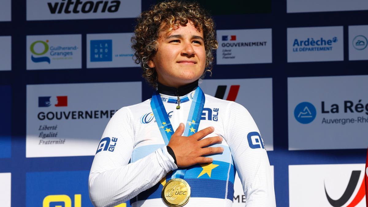 Paula Ostiz, en el podio tras proclamarse bicampeona de Europa júnior.